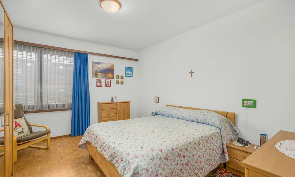 GERÄUMIGE UND HELL 3.5 ZIMMER MIT 2 BALKONEN UND GARAGE IN AGNO – Foto 7 von 11