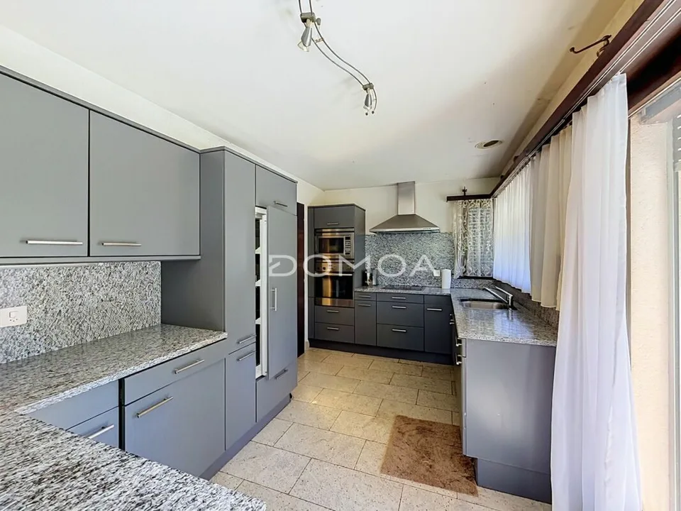 Einzelvilla mit 6,5 Zimmern auf einem Grundstück von über 1.000 m² – Foto 4 von 13