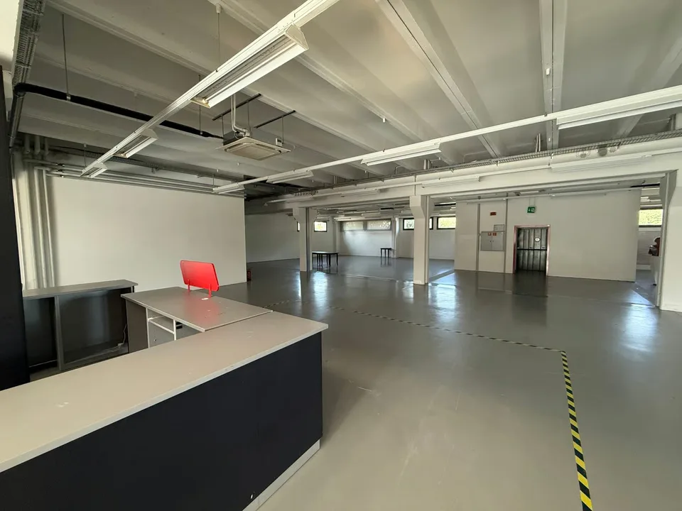 Mendrisio vermieten wir ein großes Gewerbe-/Handwerksgebäude mit Restaurant – Foto 4 von 17