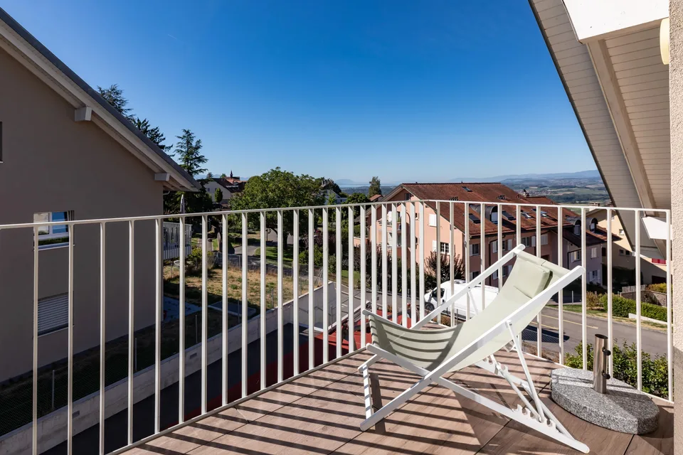Bright Office with South-Facing Balcony and Lake Views – photo 11 of 12
