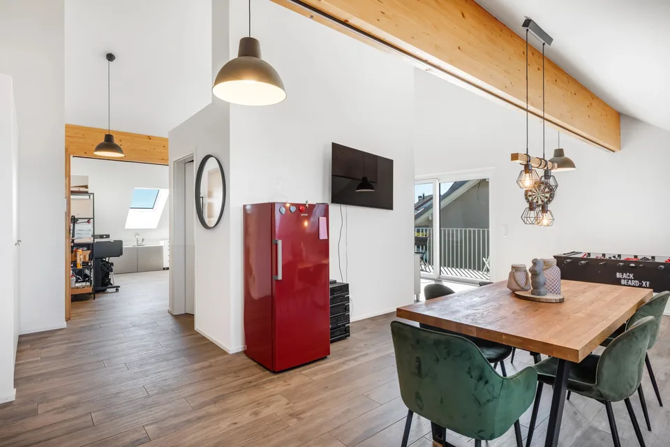 Bright Office with South-Facing Balcony and Lake Views – photo 3 of 12