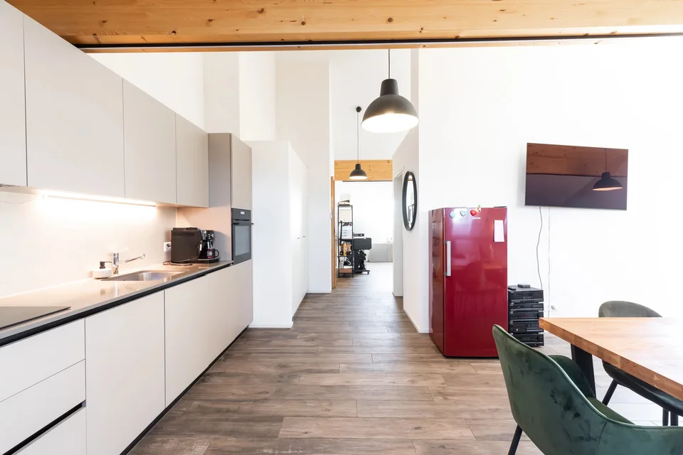 Bright Office with South-Facing Balcony and Lake Views – photo 4 of 12