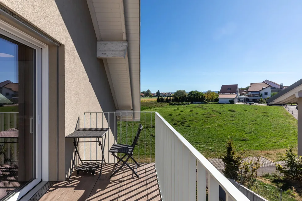 Bright Office with South-Facing Balcony and Lake Views – photo 10 of 12