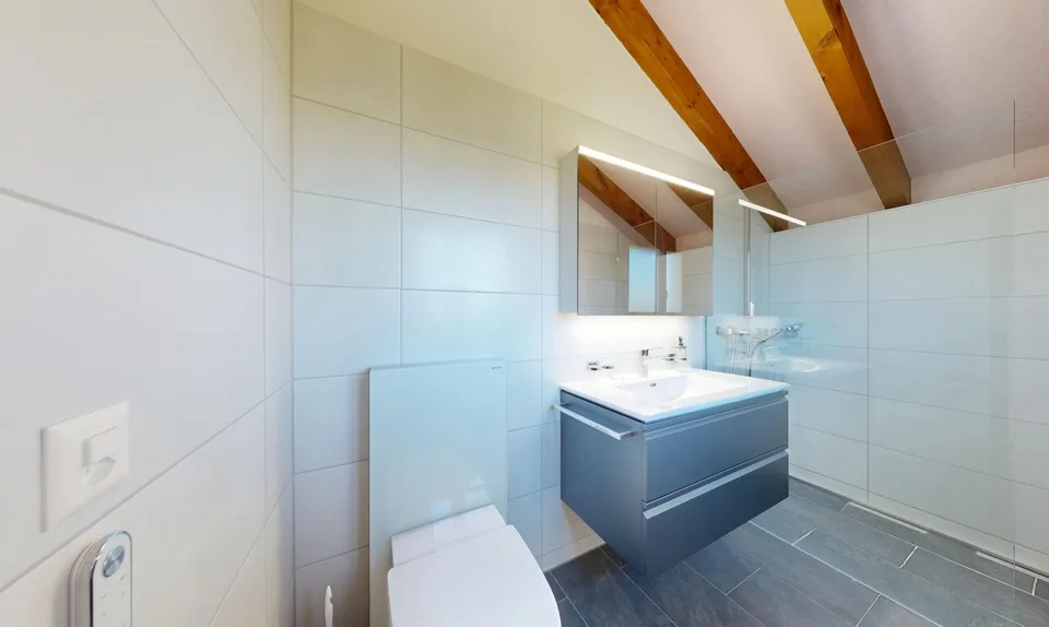 Casa unifamiliare di 5,5 stanze con grande terreno in posizione tranquilla – foto 8 di 11