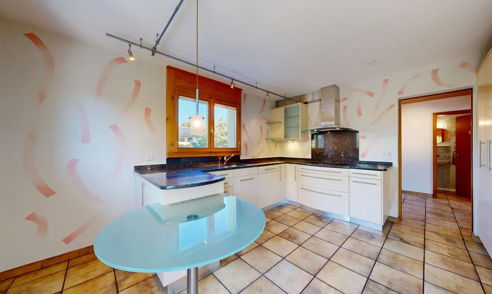 Casa unifamiliare di 5,5 stanze con grande terreno in posizione tranquilla – foto 7 di 11