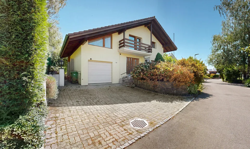 Casa unifamiliare di 5,5 stanze con grande terreno in posizione tranquilla – foto 2 di 11