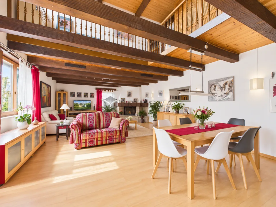 Besonderes Wohngefühl! Maisonette mit Galerie und Cheminée – Foto 5 von 19