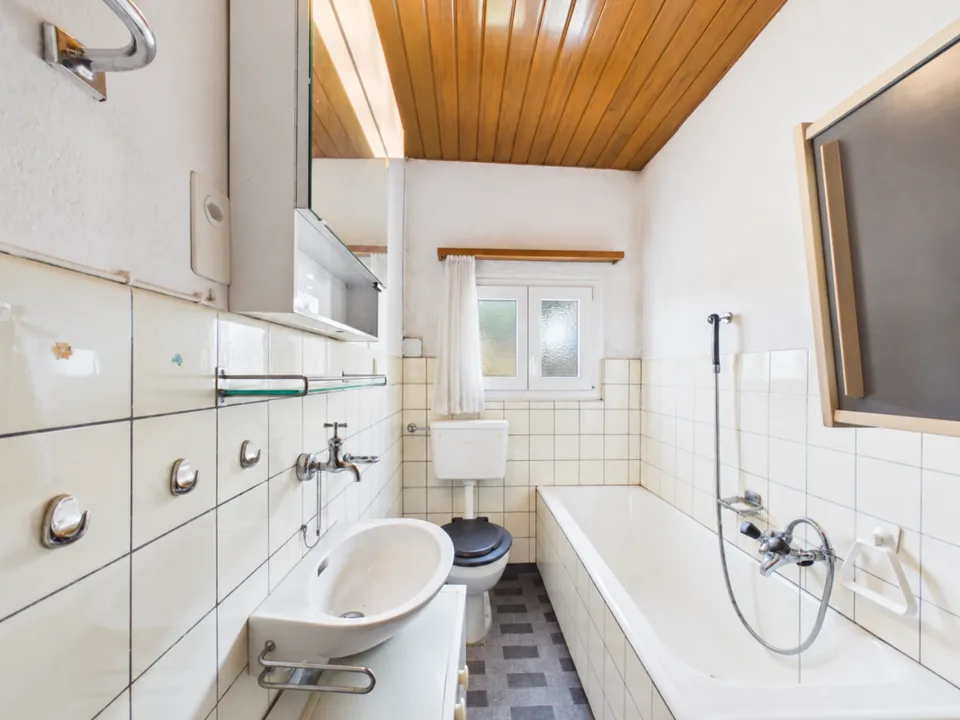 Einfamilienhaus mit hellem Wintergarten, Parkplatz und kleinem privaten Grünbereich – Foto 10 von 13