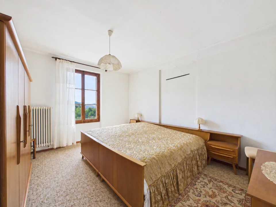 Einfamilienhaus mit hellem Wintergarten, Parkplatz und kleinem privaten Grünbereich – Foto 3 von 13