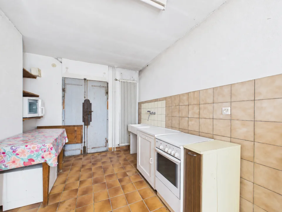 Einfamilienhaus mit hellem Wintergarten, Parkplatz und kleinem privaten Grünbereich – Foto 11 von 13