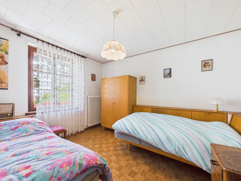 Einfamilienhaus mit hellem Wintergarten, Parkplatz und kleinem privaten Grünbereich – Foto 5 von 13