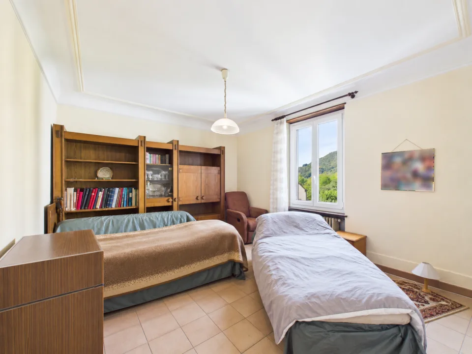 Einfamilienhaus mit hellem Wintergarten, Parkplatz und kleinem privaten Grünbereich – Foto 6 von 13