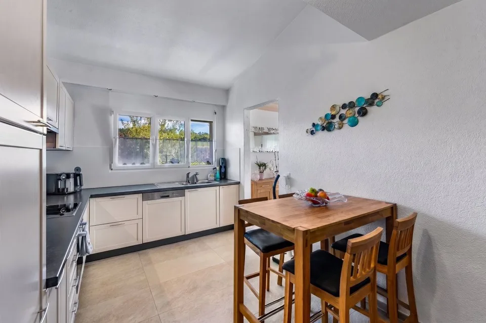 Bel appartement de 122 m² au dernier étage, entièrement rénové, avec 2 places de parc dans un garage souterrain. – photo 6 sur 13