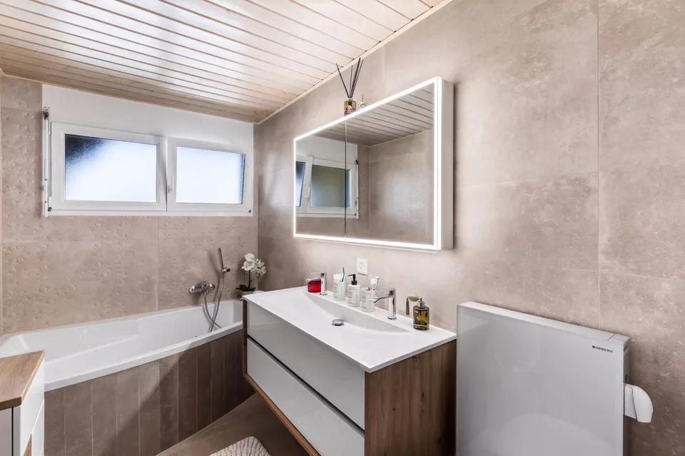 Bel appartement de 122 m² au dernier étage, entièrement rénové, avec 2 places de parc dans un garage souterrain. – photo 13 sur 13