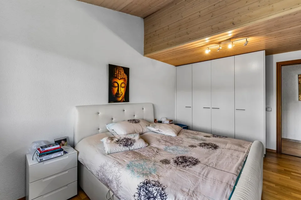 Bel appartement de 122 m² au dernier étage, entièrement rénové, avec 2 places de parc dans un garage souterrain. – photo 12 sur 13