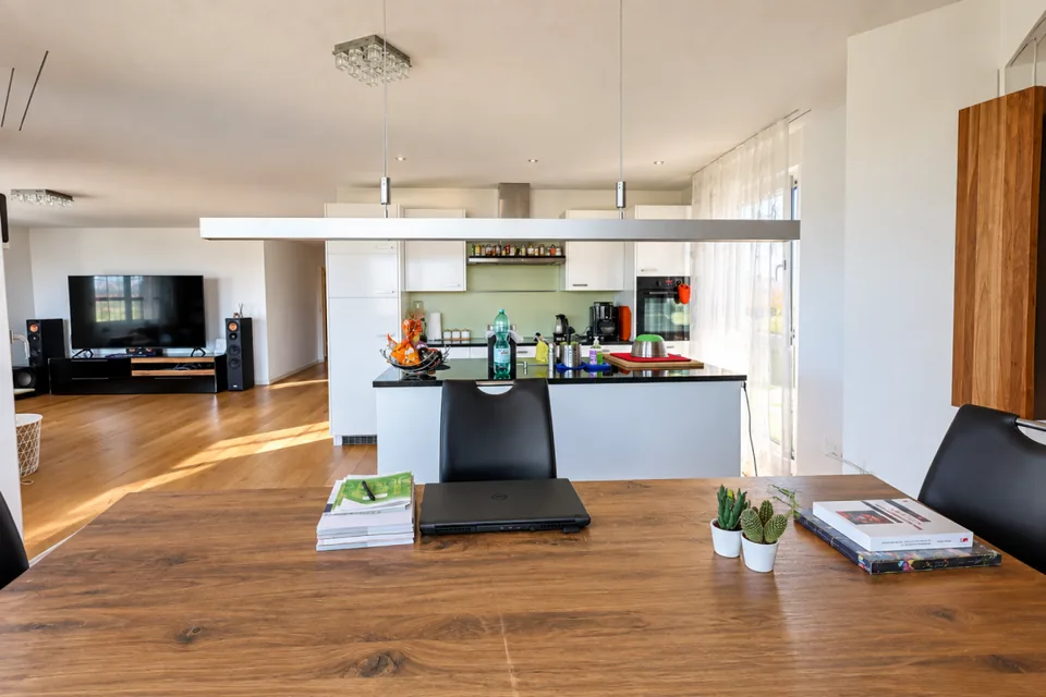 SPACIOUS LIVING IN A PRIME LOCATION WITH LAKE VIEW! – photo 3 of 6