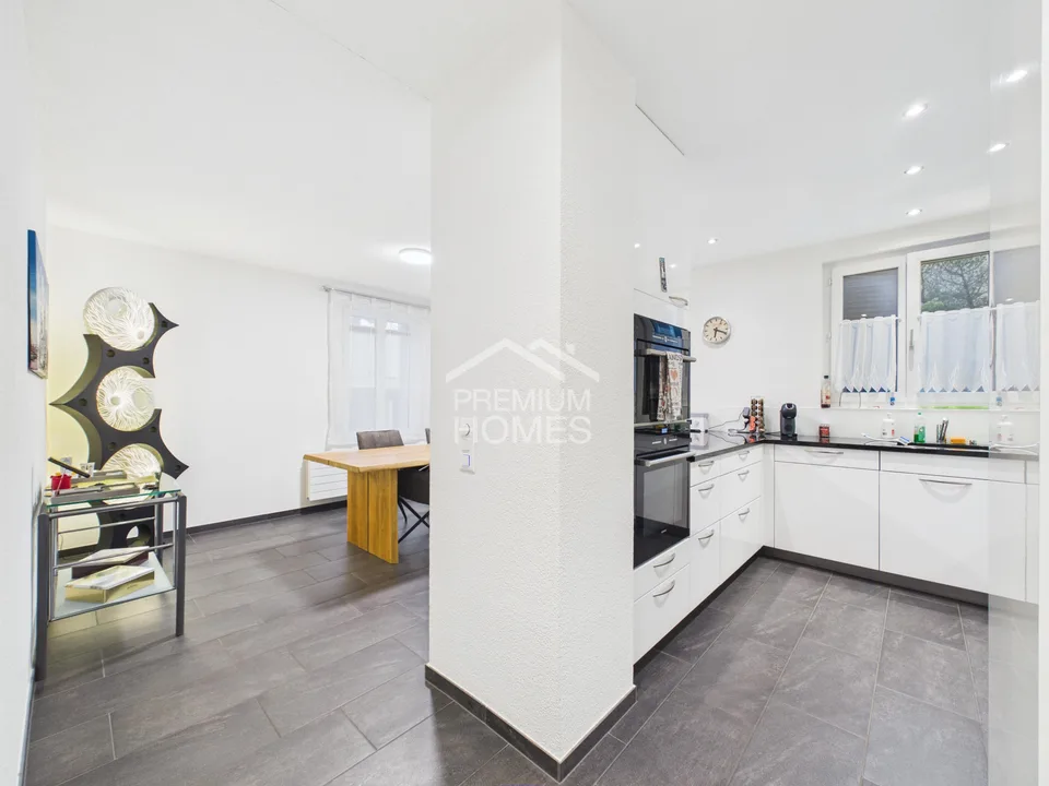 Casa familiare esclusiva con unità abitativa aggiuntiva, piscina e doppio garage – foto 10 di 28