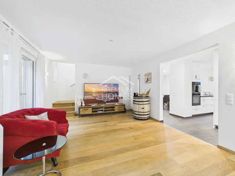 Casa familiare esclusiva con unità abitativa aggiuntiva, piscina e doppio garage – foto 7 di 28