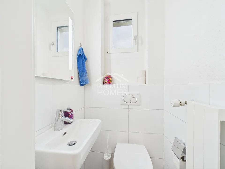 Casa familiare esclusiva con unità abitativa aggiuntiva, piscina e doppio garage – foto 13 di 28