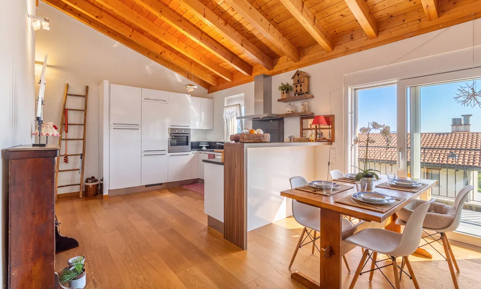 MODERNES DACHGESCHOSS MIT 3,5 ZIMMERN UND TERRASSE IN VILLA LUGANESE – Foto 4 von 13