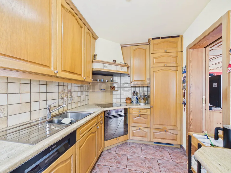 Una casa per sentirsi bene con posto a sedere in giardino, pergola e orto – foto 4 di 27