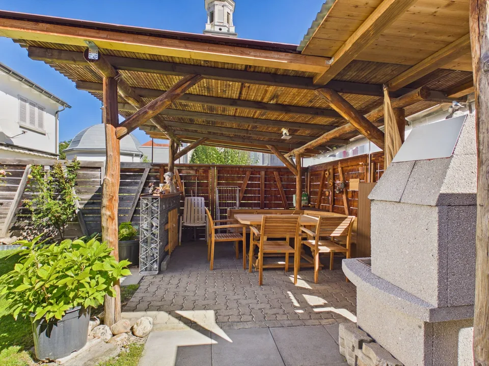 Una casa per sentirsi bene con posto a sedere in giardino, pergola e orto – foto 11 di 27