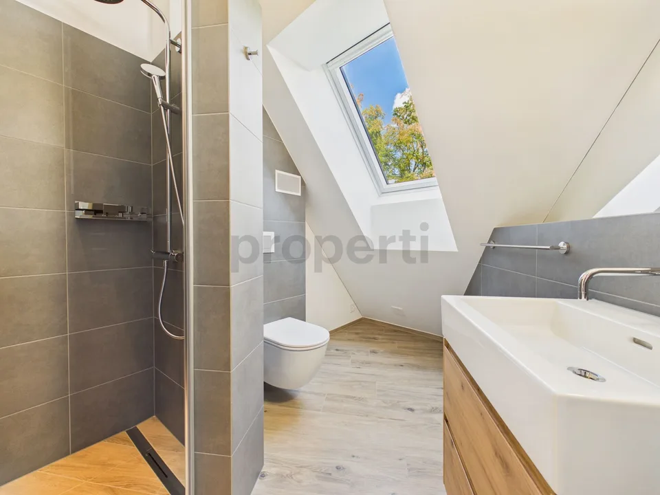 Attikawohnung direkt am Waldrand mit Zürichseeblick, Minergie-Standard und Free-Cooling – Foto 10 von 14