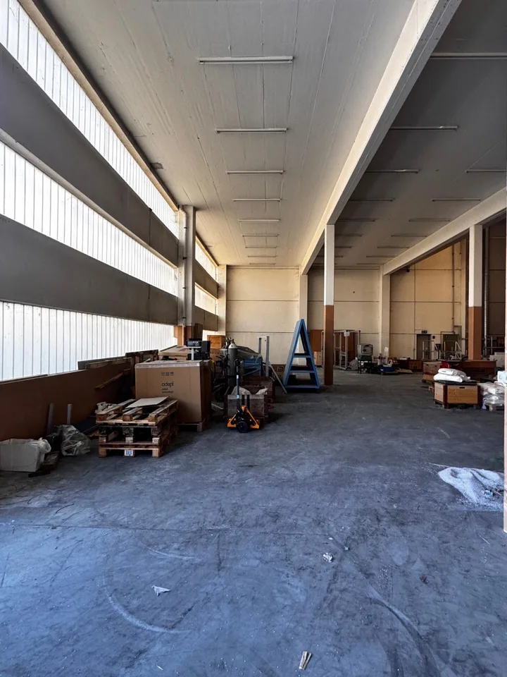 Halle de stockage / artisanat de 477 m² à louer à Conthey – photo 2 sur 6