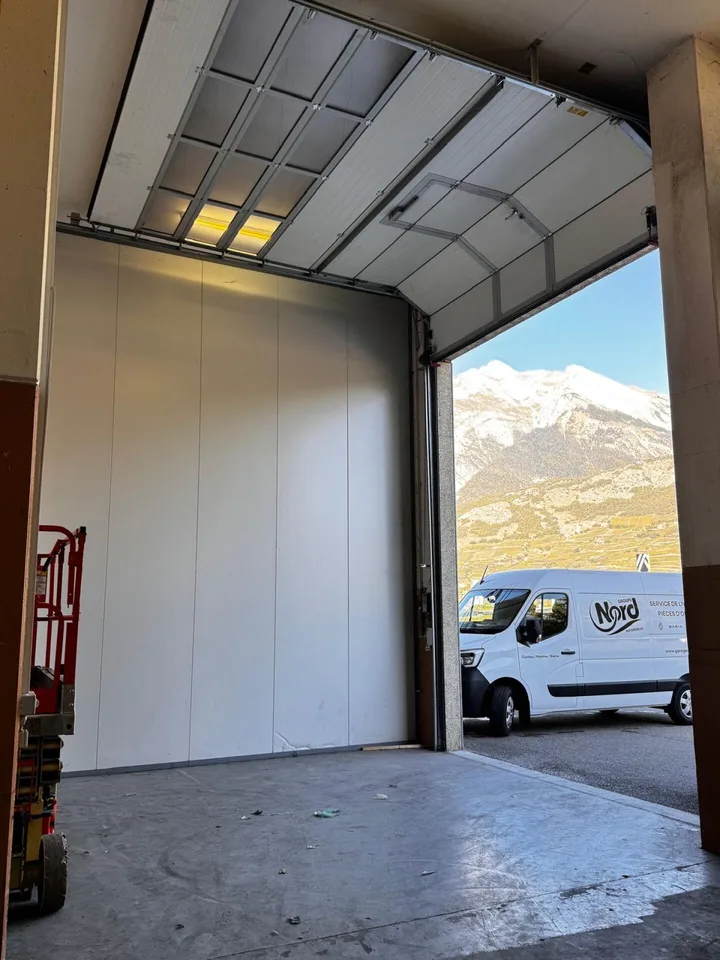 Halle de stockage / artisanat de 477 m² à louer à Conthey – photo 4 sur 6