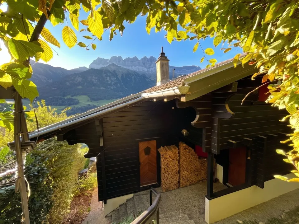 Family chalet with a view of the Dents-du-Midi Secondary residence allowed - Sale to foreigners possible – photo 4 of 13