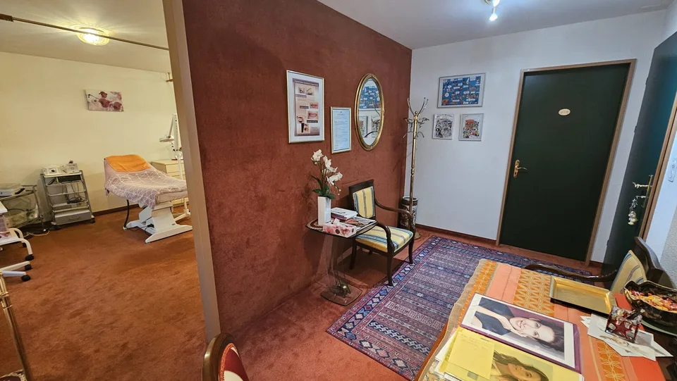 Zu verkaufen in Delémont 2,5-Zimmer-Wohnung im Untergeschoss – Foto 3 von 9