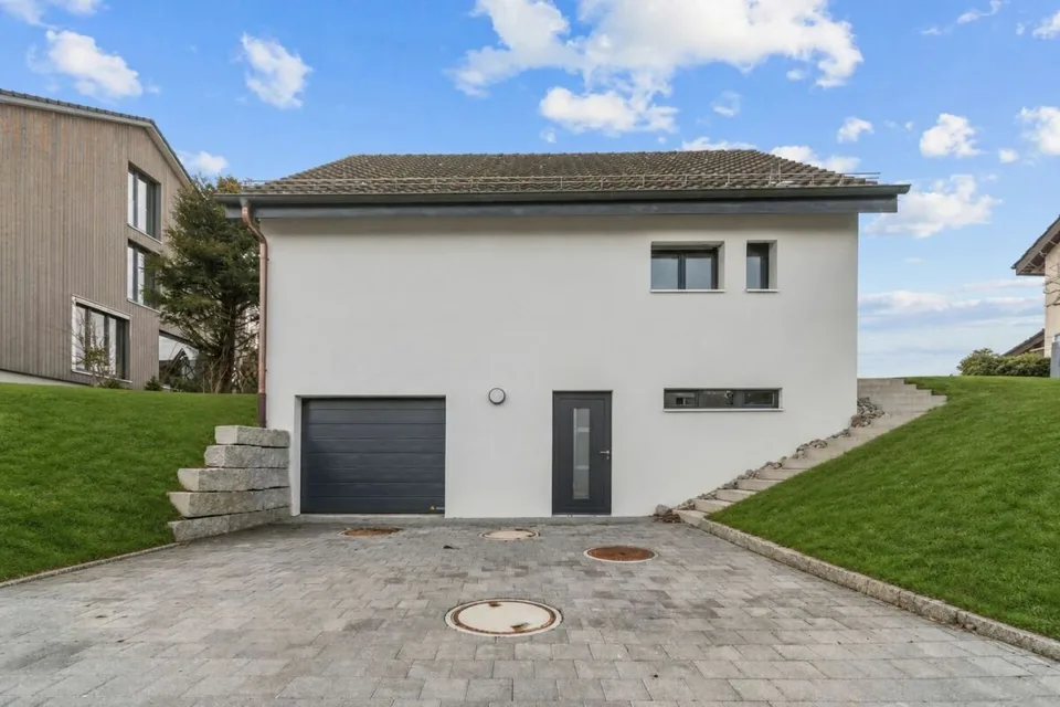 2025 Completely Renovated - 5.5 Room Detached House in Bergdietikon – photo 3 of 13