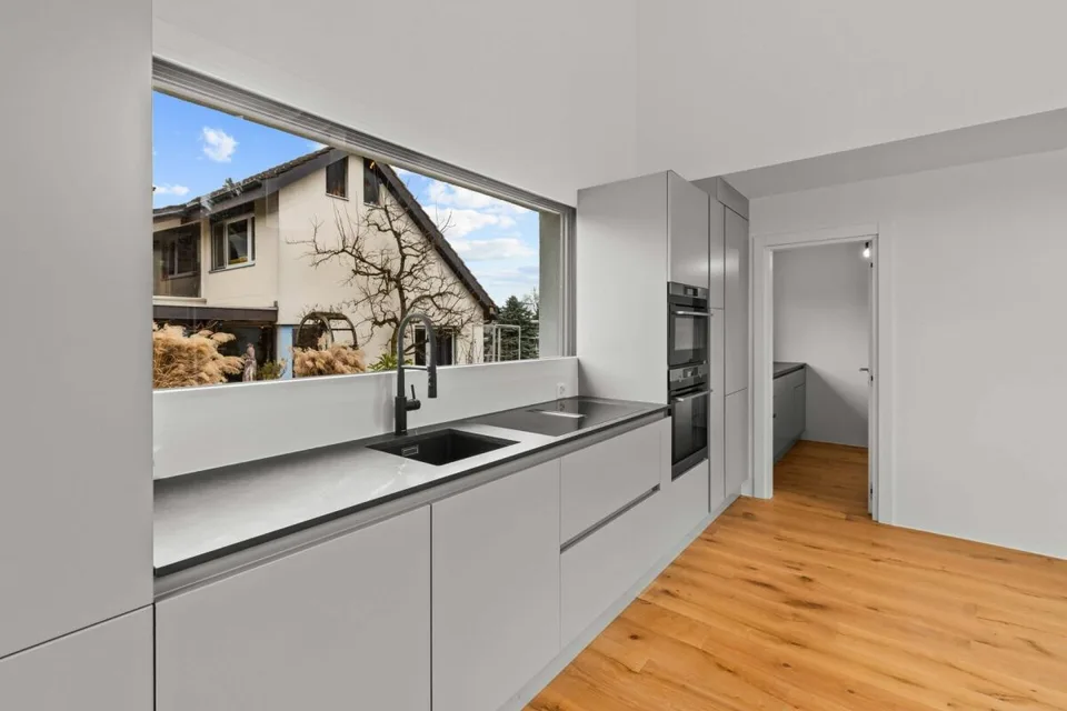 2025 Completely Renovated - 5.5 Room Detached House in Bergdietikon – photo 12 of 13