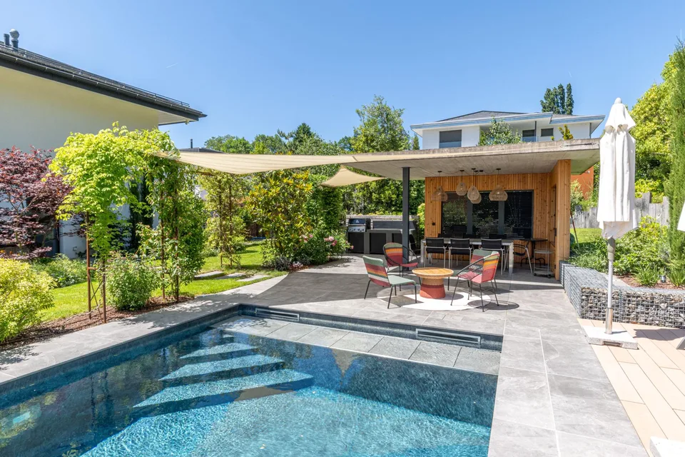 Zeitgenössische Villa mit Schwimmbad – Foto 11 von 12