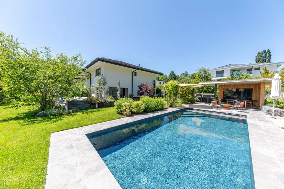 Zeitgenössische Villa mit Schwimmbad – Foto 2 von 12