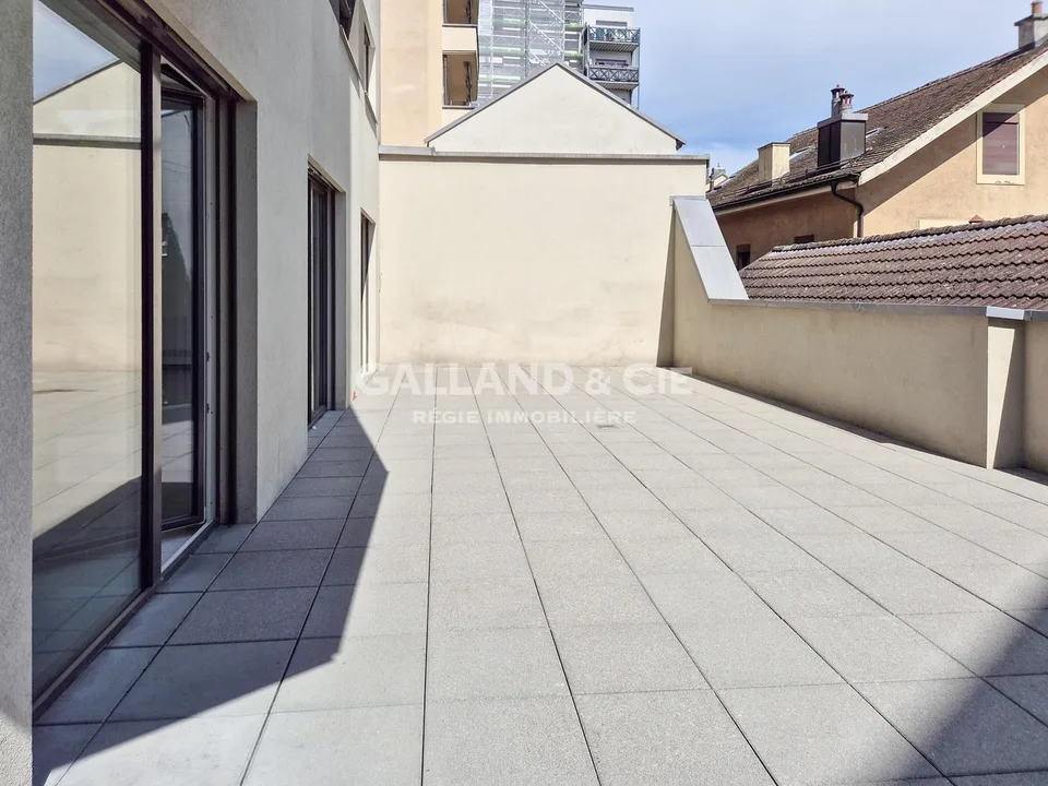 Grande surface commerciale de 150 m² avec vitrines et terrasse – photo 3 sur 8