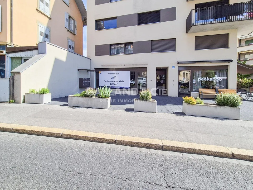 Grande surface commerciale de 150 m² avec vitrines et terrasse – photo 2 sur 8