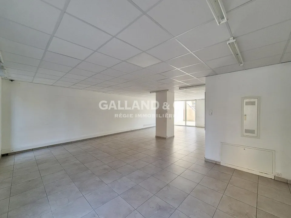 Grande surface commerciale de 150 m² avec vitrines et terrasse – photo 6 sur 8