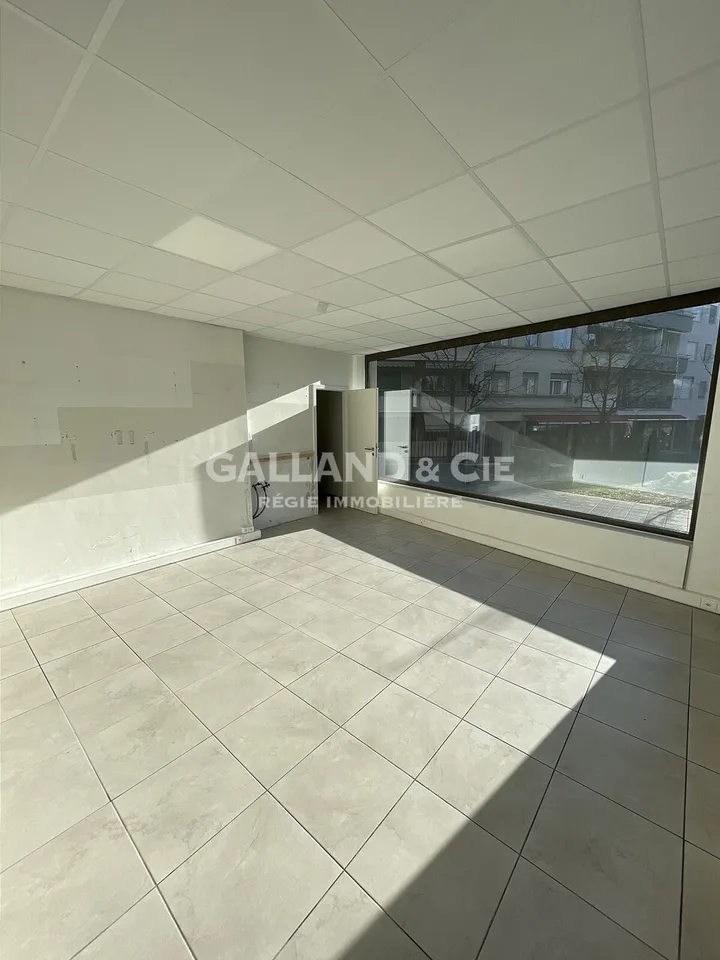 Grande surface commerciale de 150 m² avec vitrines et terrasse – photo 8 sur 8