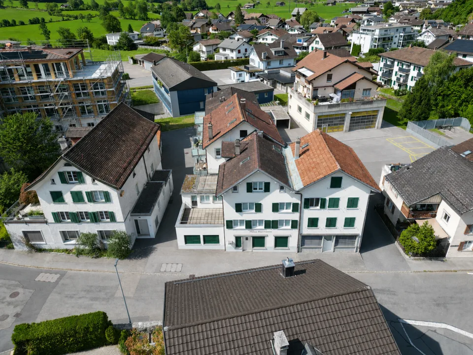 Casa plurifamiliare con 8 unità abitative e diversi garage a Netstal GL – foto 3 di 18