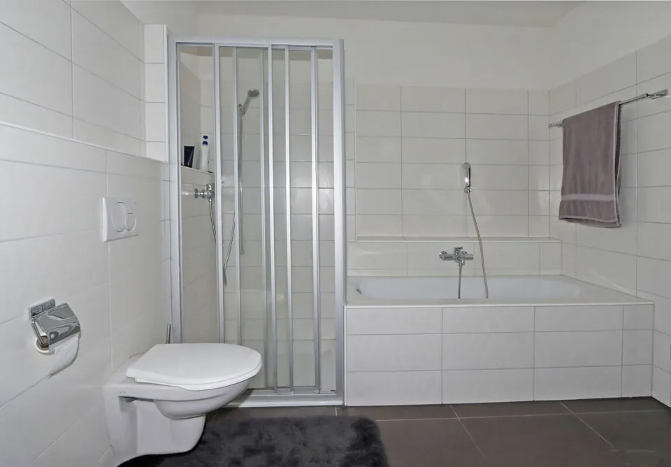 Casa plurifamiliare con 8 unità abitative e diversi garage a Netstal GL – foto 13 di 18