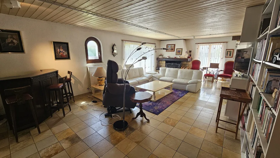 Zu verkaufen in Moutier Familienhaus mit 9,5 Zimmern – Foto 3 von 13