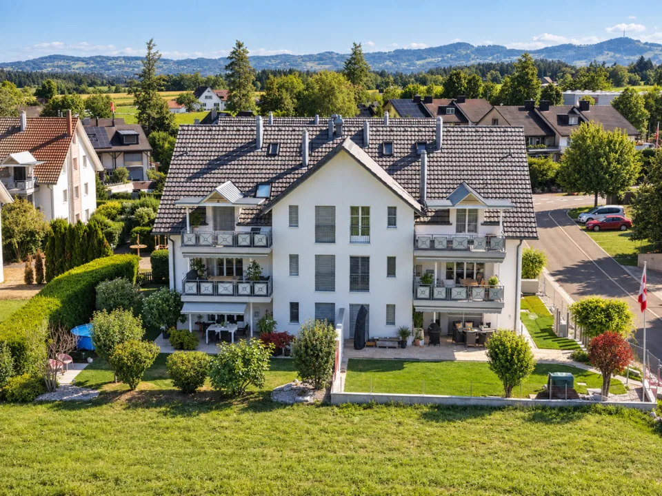 Vivre avec une vue - charmant appartement duplex 4.5 pièces avec ambiance en bois et vue sur Pfannenstiel – photo 2 sur 13
