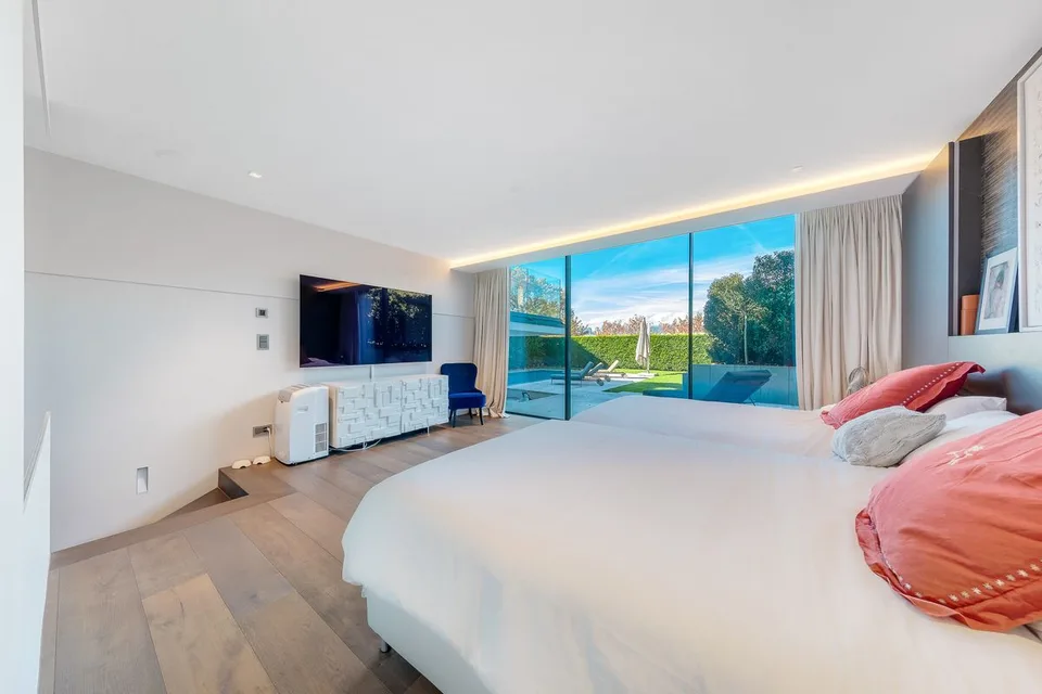 Außergewöhnliche zeitgenössische Villa - Privater Zugang zum See – Foto 10 von 13