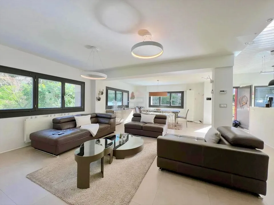 Schöne zeitgenössische Villa in ruhiger Lage – Foto 6 von 13