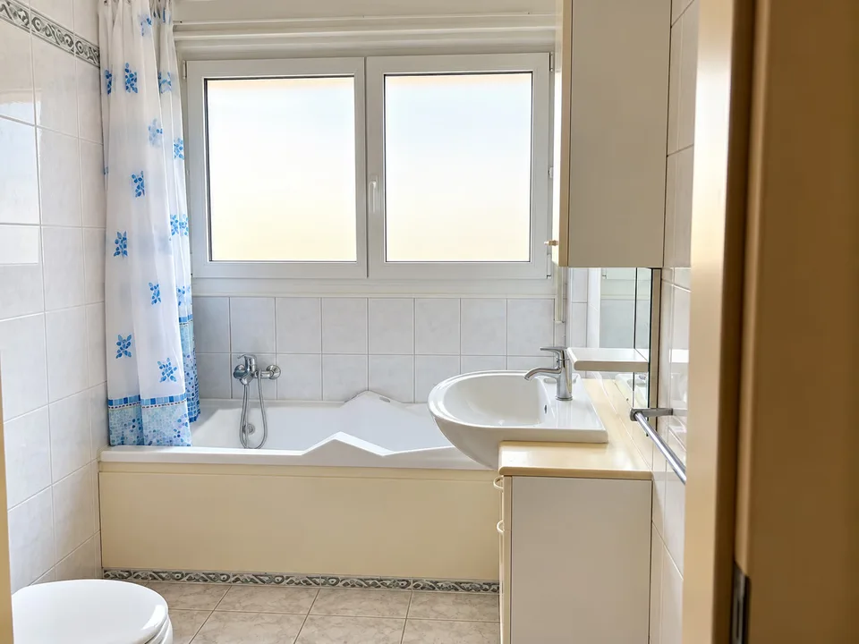 Casa unifamiliare con ampi spazi, giardino e vista aperta sulle montagne – foto 15 di 30