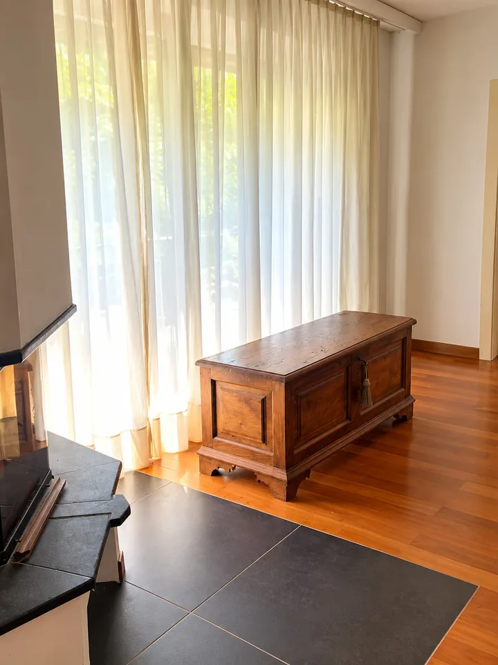 Casa unifamiliare con ampi spazi, giardino e vista aperta sulle montagne – foto 21 di 30