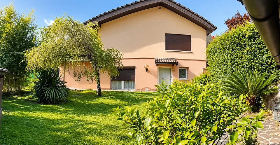 Casa unifamiliare con ampi spazi, giardino e vista aperta sulle montagne – foto 5 di 30