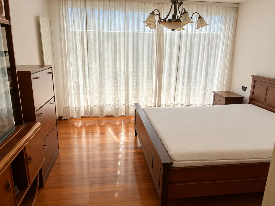 Casa unifamiliare con ampi spazi, giardino e vista aperta sulle montagne – foto 23 di 30