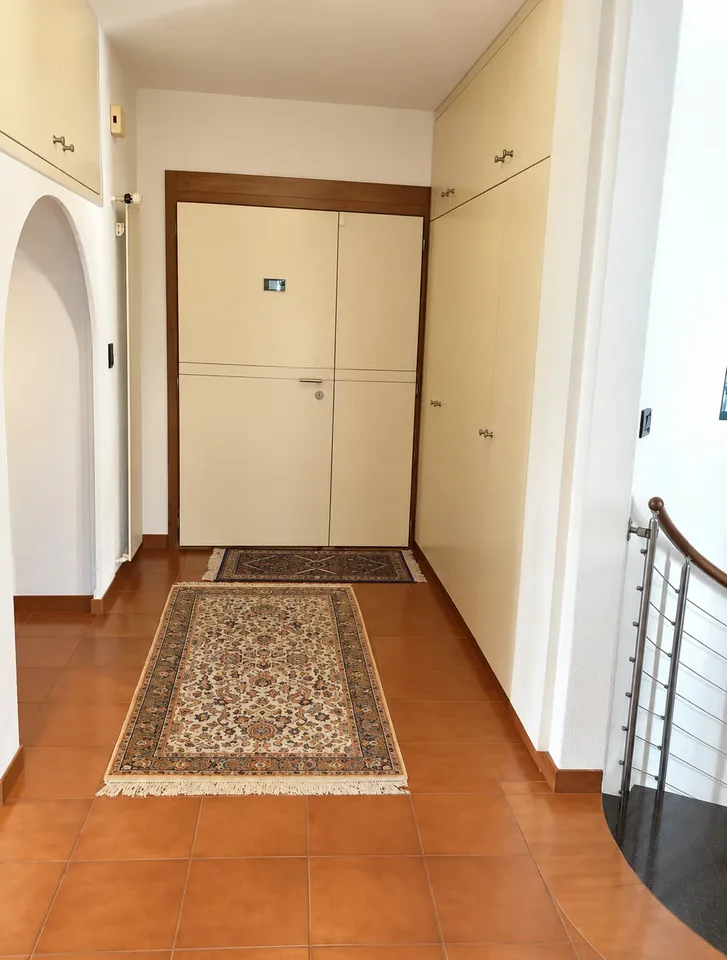Casa unifamiliare con ampi spazi, giardino e vista aperta sulle montagne – foto 25 di 30